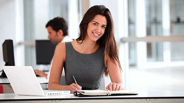 Как правильно сидеть за письменным столом?