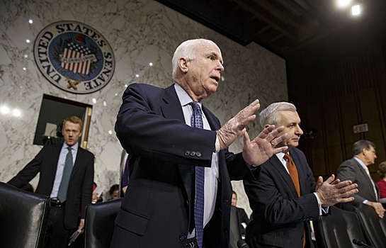 Председатель Сенатского комитета по делам вооруженных сил Конгресса США Джон Маккейн (в центре)