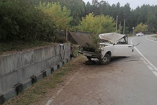 В Новосибирской области при наезде автомобиля LADA на бетонный блок погиб 48-летний мужчина