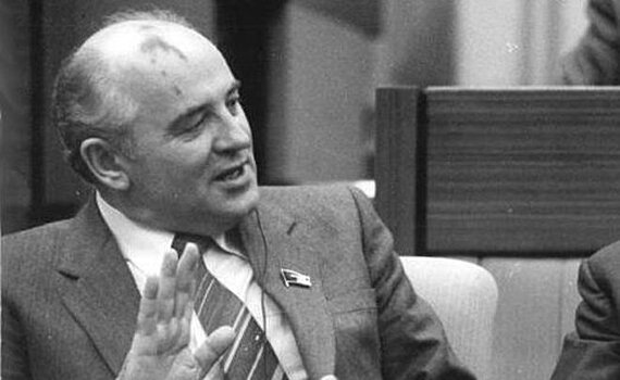 "Новый 1992-й": призывы к отставке Горбачева, студенты КГУ в вузах США и первые миллионеры