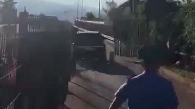 Внедорожник протаранил ворота на границе с Абхазией: видео