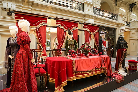 Выставка костюмов из «Матильды» открылась в ГУМе
