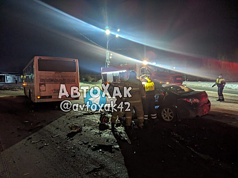Водитель легковушки погиб в страшном ДТП с автобусом в Кузбассе