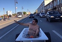 Тюменец прокатился по городу в ванне и получил штраф за нарушение ПДД