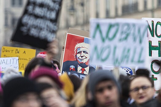 CNN: россияне устроились поудобнее и следят за цирком в США