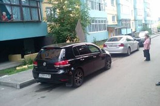 Мужчина сам уронил шифер, пробивший крышу его машины в Иркутске