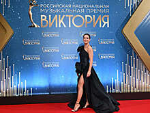 Певица Нюша пришла на премию в платье с разрезом до бедра