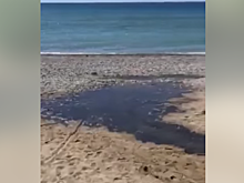 Залитые отходами пляжи в Крыму сняли на видео