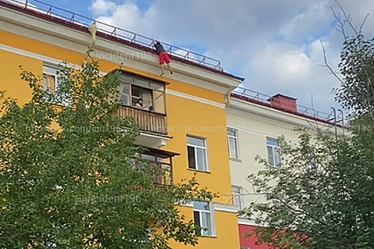 Пьяный россиянин упал с козырька балкона и попал на видео