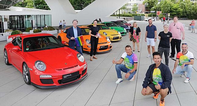 Компания Porsche поддержала ЛГБТ-сообщество цветами радуги для 911