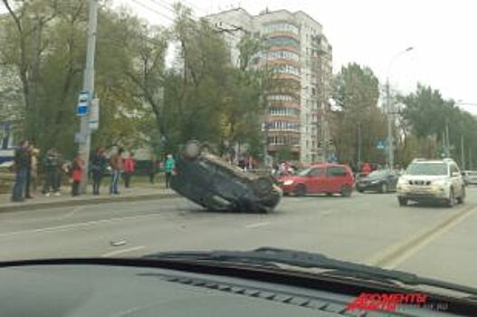 В Перми на бульваре Гагарина перевернулась легковушка