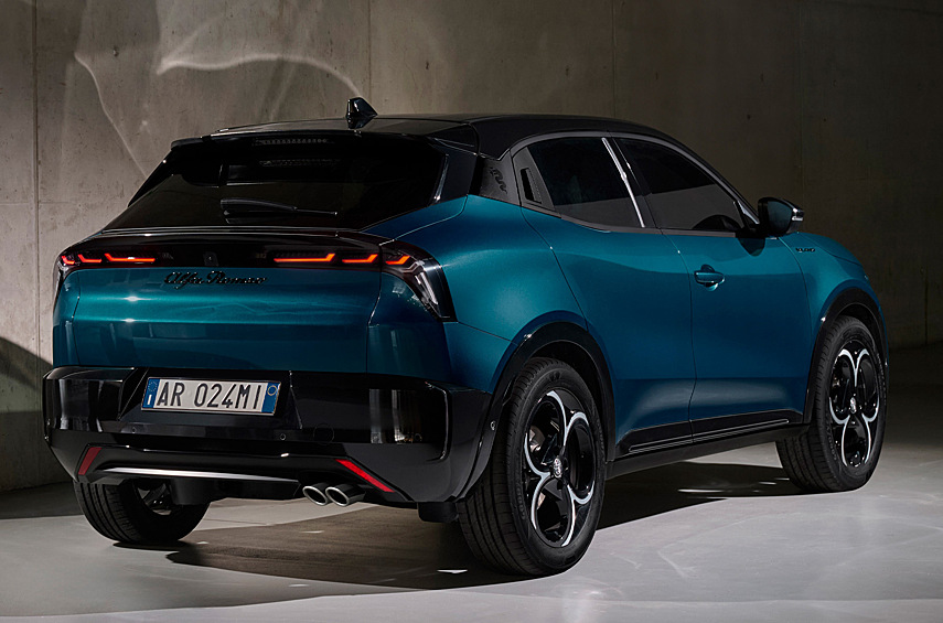 Силовая установка версии Ibrida состоит из бензиновой «турботройки» PureTech объёмом 1,2 литра и интегрированного в «робот» 48-вольтового электроагрегата. Позже выйдут в свет полноприводник Ibrida Q4 с дополнительным 28-сильным электромотором на задней оси и топовый электрокар Elettrica Veloce с агрегатом мощностью 280 сил.