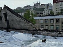 Рабочие приступили к монтажу на крыше горевшего дома в Барнауле