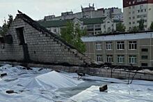 Рабочие приступили к монтажу на крыше горевшего дома в Барнауле