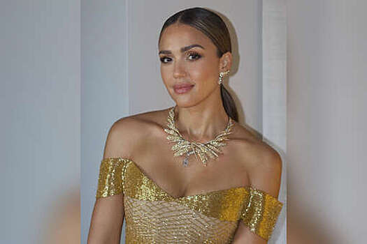 Альба появилась на публике в золотом платье с открытыми плечами