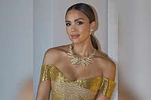 Альба появилась на публике в золотом платье с открытыми плечами