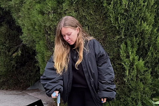 Певица Рита Дакота сломала палец