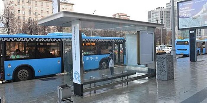 В Дептрансе рассказали об ущербе после наезда авто на остановку в центре Москвы