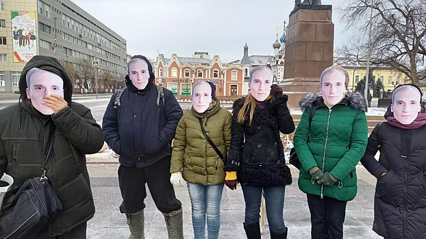 Саратовцы вышли на прогулку в масках Сергея Рыжова
