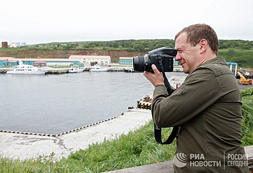 Нихон кейдзай (Япония): посещение Медведевым острова Итуруп — ледяной сигнал Путина в адрес Абэ