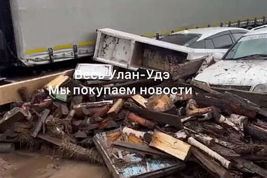 Смытый наводнением автомобиль врезался в дом в Бурятии и попал на видео