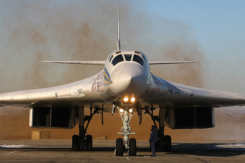Ту-160, "Белый лебедь" - советский и российский сверхзвуковой стратегический бомбардировщик-ракетоносец с крылом изменяемой стреловидности. Самый крупный сверхзвуковой самолет в мире, и самолет с изменяемой геометрией крыла, а также самый тяжелый боевой самолет в мире, имеющий наибольшую среди бомбардировщиков максимальную взлётную массу