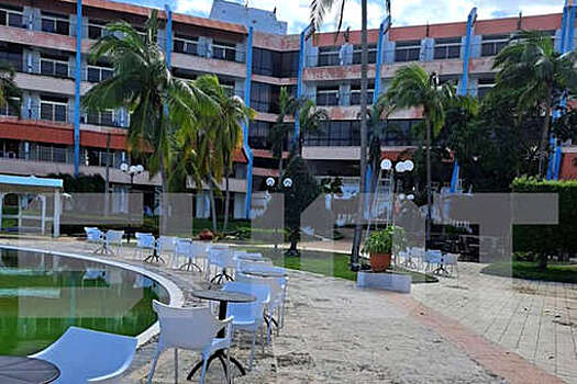 SHOT: 20 российских туристов заселили в полуразрушенный отель на Кубе в Ольгине