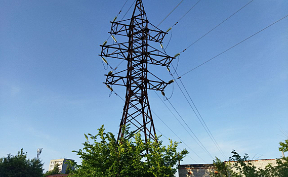 В Рыльском районе до ночи восстановят оборванные ураганом линии электропередач