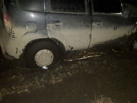 Спасатели эвакуировали людей из застрявшего авто на трассе