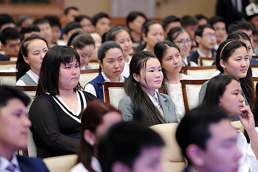 Премьер Киргизии нашел среди школьников будущих политиков