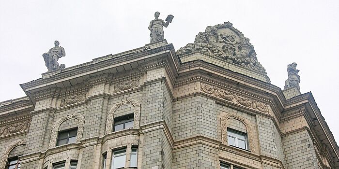 Скульптуры на крыше Дома геологов отреставрируют