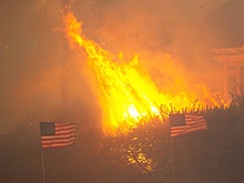 AP: Жителей Лос-Анджелеса эвакуируют из-за мощного лесного пожара