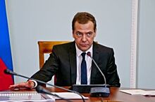 Медведев поручил ремонтировать дороги в Омске, используя опыт Московской области