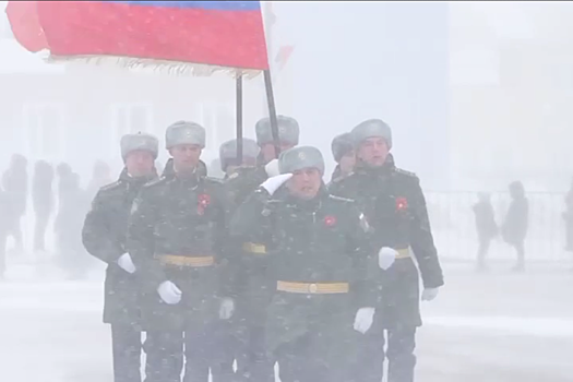 В регионах Арктики Парады Победы прошли несмотря на штормовой ветер и метель