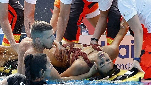 FINA не разрешила синхронистке Альварес выступить в соревнованиях групп. В личном турнире спортсменка потеряла сознание в воде