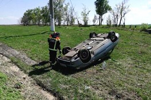 На трассе Саратов-Воронеж иномарка ушла в кювет и перевернулась