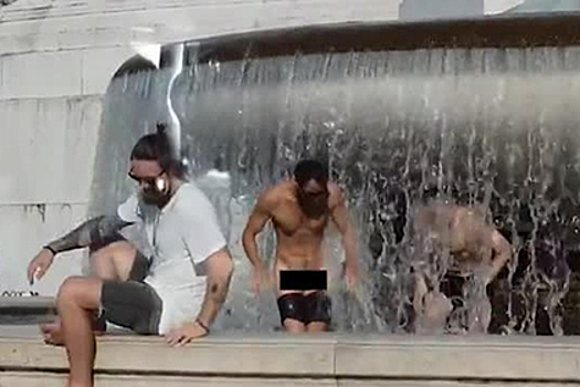 Британские туристы оголились в фонтане и попали на видео