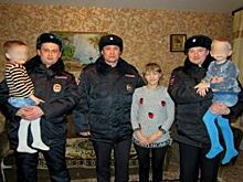Саратовские полицеские вынесли двух детей из горящего дома