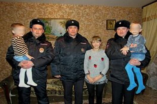 Саратовские полицеские вынесли двух детей из горящего дома