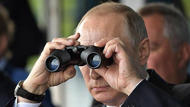 Путин обошел на катере линию боевых кораблей