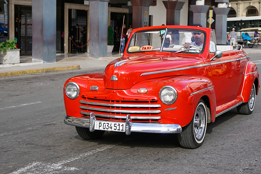 Американский кабриолет 1950-х годов в Гаване