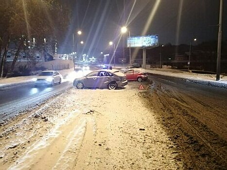 Занесло на снегу: в Калининграде на Невского столкнулись две иномарки