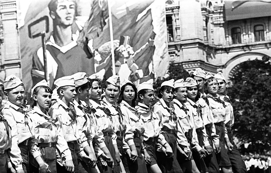 На торжественном параде, посвященном Дню рождения Всесоюзной пионерской организации имени В.И. Ленина и XV съезду ВЛКСМ, 1966 год