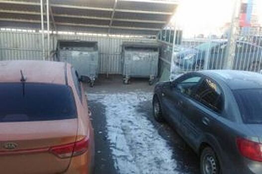 Липчан просят не парковать автомобили рядом с контейнерными площадками