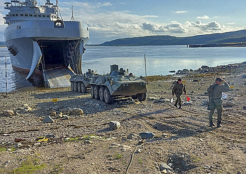 Мотострелки и морские пехотинцы Северного флота провели занятие по морской десантной подготовке с экипажем БДК «Иван Грен»