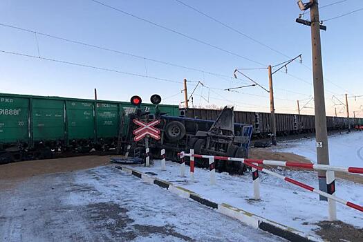 В Новосибирской области задерживаются два пассажирских поезда после ДТП на переезде