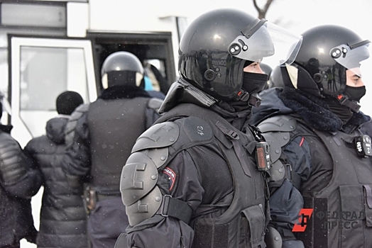 В свердловском городе силовики в масках задержали начальника отдела кадров больницы и директора лесничества