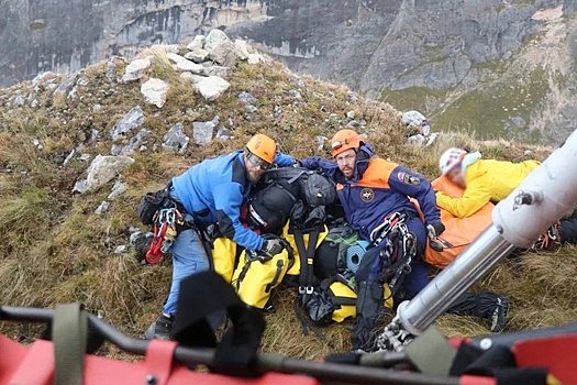 МЧС начало эвакуацию с горы Фишт пострадавшего альпиниста и тела погибшего