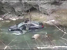 Жители Осетии сами вытаскивали упавший с обрыва в реку автомобиль Audi