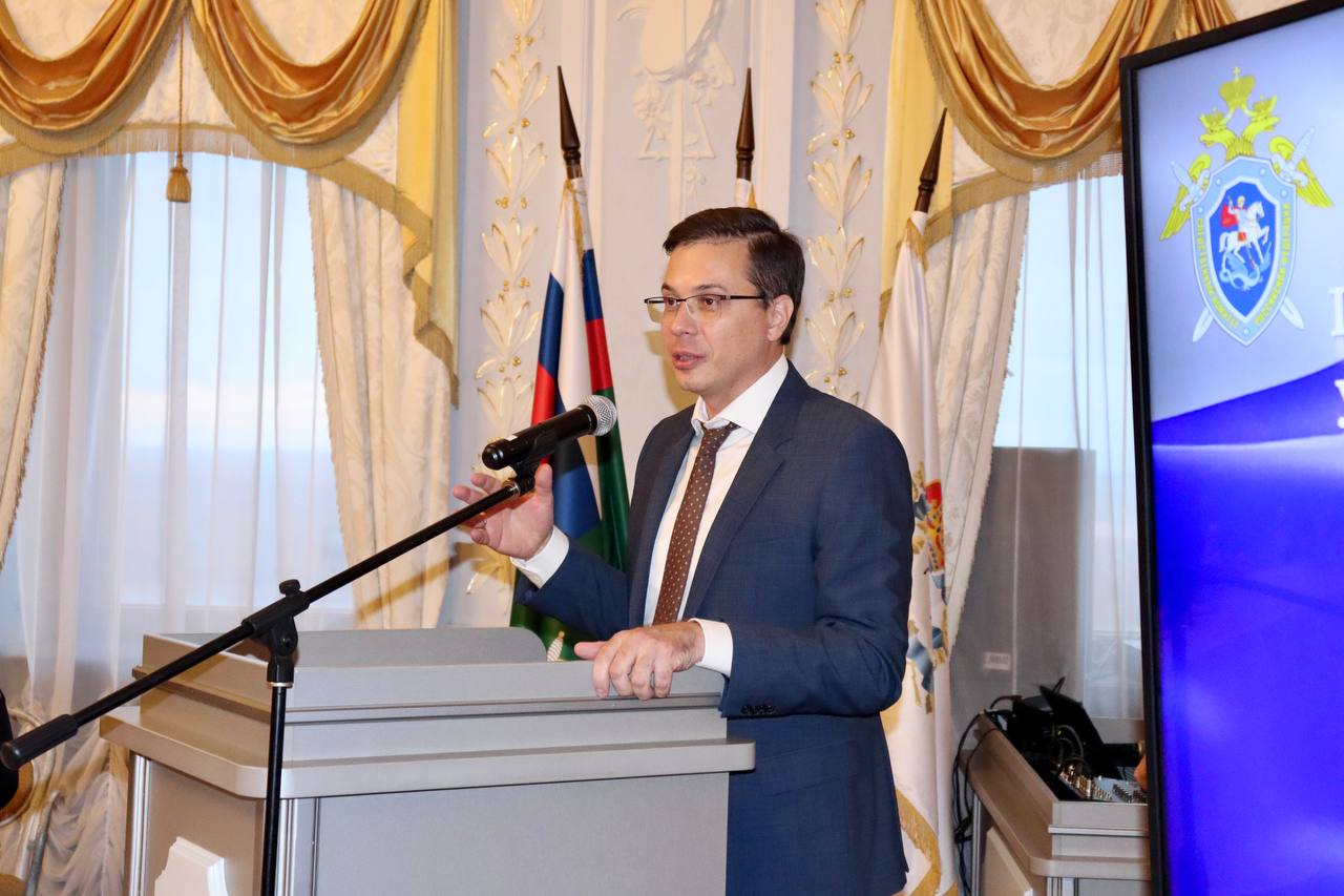 Юрий Шалабаев поздравил молодых следователей с присягой